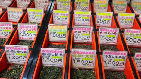 Diferentes-Tipos-De-Té-Verde-Japonés-En-Una-Tienda-Tradicional-En-La-Ciudad-De-Shinjuku-Tokyo-Japón,-4k-Paneo-A-La-Izquierda