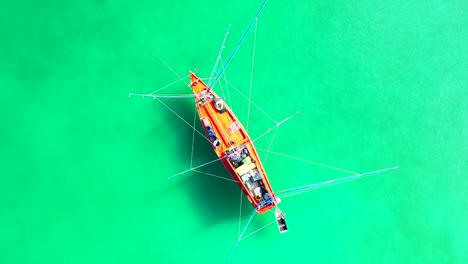 Colorful-traditional-fishing-boat-floating-on-calm-water-of-green-turquoise-lagoon,-copy-space-with-peaceful-exotic-seascape-in-Philippines