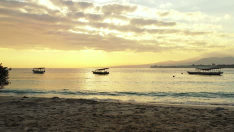 Ein-Wunderschöner-Nachmittag-Mit-Dem-Goldenen-Sonnenuntergang-Und-Dem-Glitzern-In-Den-Seichten-Wellen-Einer-Tropischen-Strandinsel