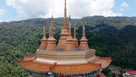 Kek-Lok-Si-Buddhistischer-Tempel-Mit-Kuan-Yin-Statue-Pavillon-Gebäude-Dach-Detail-An-Einem-Sonnigen-Tag,-Luftdrohne-Spiralförmig-Nach-Unten-Enthüllen-Schuss