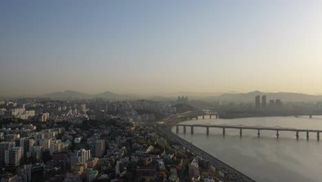 Morgendlicher-Pendelverkehr-In-Seoul,-Südkorea-Am-Ufer-Des-Flusses-Han