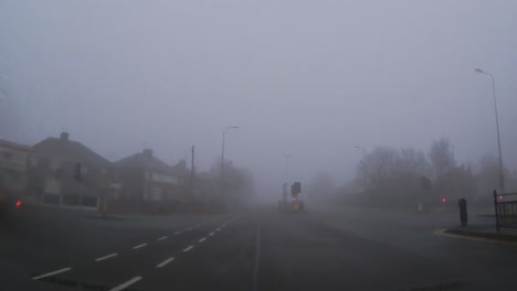 Tablero-De-Instrumentos-Pov-Conduciendo-En-Clima-De-Niebla-Británico-Tráfico-Urbano