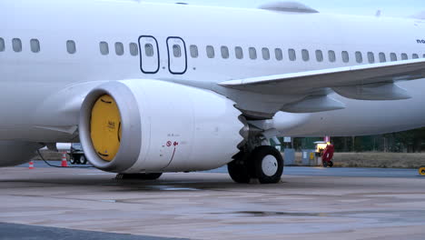 Geerdetes-Boeing-Flugzeug-Auf-Flughafen-Mit-Abgedecktem-Triebwerk