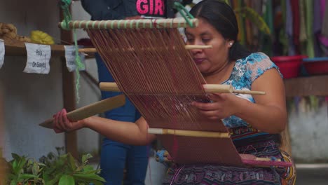 Mujer-Guatemalteca-Nativa-Demuestra-La-Técnica-De-Enhebrado-A-La-Antigua-Usanza
