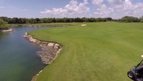 Einen-Golfplatz-Von-Oben-Mit-Einer-Drohne-Zu-Sehen,-Lässt-Uns-Die-Schönheit-Dieses-Sports-Beobachten