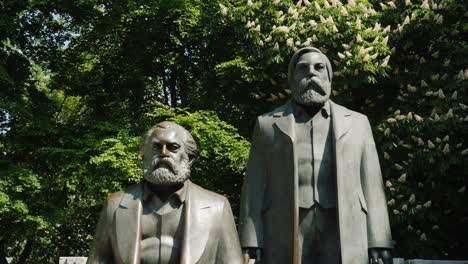 Karl-Marx-And-Friedrich-Engels-Monument-Berlin