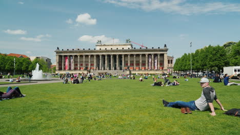 People-in-front-of-Berlin-Altes-Museum