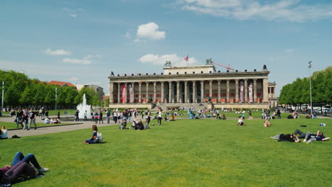 People-on-a-Lawn-by-Berlin-Altes-Museum