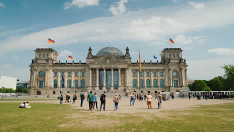 The-Bundestag-In-Berlin-With-Tourists-And-Locals