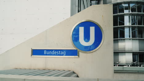 Puntero-A-La-Estación-De-Metro-Bundestag-En-Berlín-01
