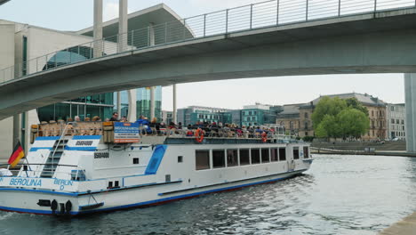 Ein-Boot-Mit-Touristen-Fährt-Auf-Dem-Fluss-01