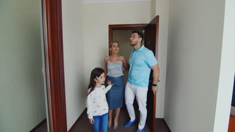 Familia-Con-Niño-Entrando-En-La-Habitación-Del-Hotel