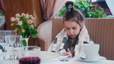 Child-on-Phone-in-Restaurant