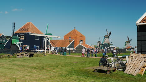 Tourists-in-Traditional-Dutch-Village
