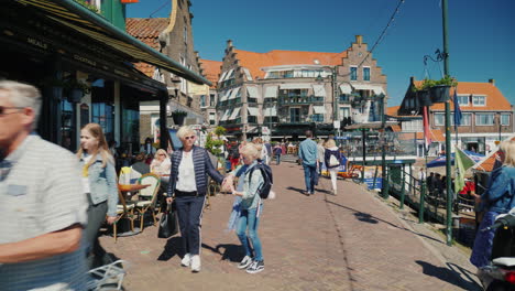 Touristen-Im-Niederländischen-Fischerdorf-Volendam