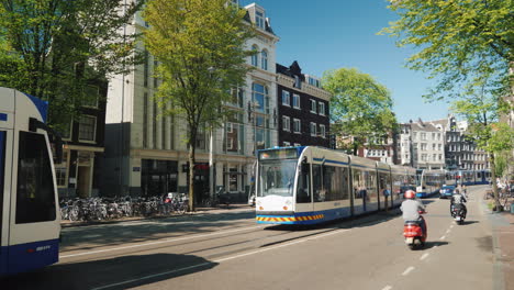 Tranvías-Y-Ciclistas-En-Amsterdam