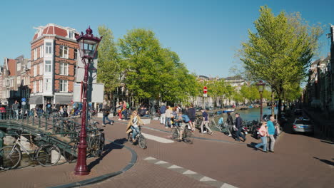 Fußgänger-Fahrrad--Und-Autoverkehr-Amsterdam