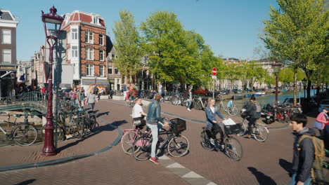 Fußgänger-Auto--Und-Fahrradverkehr-Amsterdam
