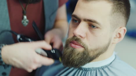 Close-Up-Of-Barber-Working-On-Client's-Hair-And-Beard-04