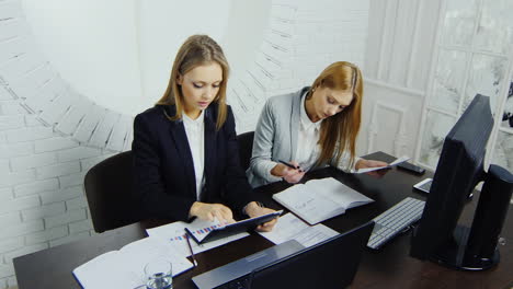 Young-Employees-Check-Documents-In-The-Workplace