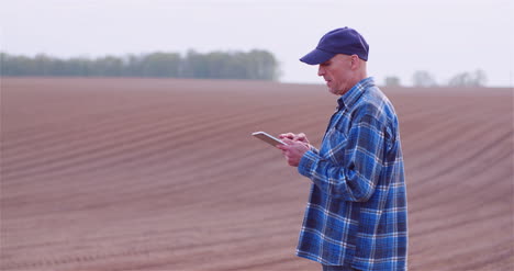 Agricultor-Agrícola-Examinando-Cultivos-Y-Campo-Agricultor-Adulto-Usando-Tableta-Digital-1