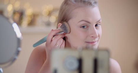 Make-up-Künstlerin,-Die-Online-Make-up-Kurse-In-Sozialen-Medien-Streamt-1