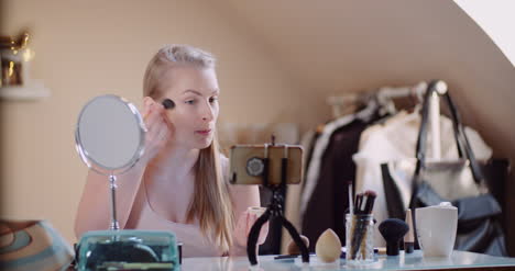 Make-up-Künstlerin,-Die-Online-Make-up-Kurse-Betreibt-1