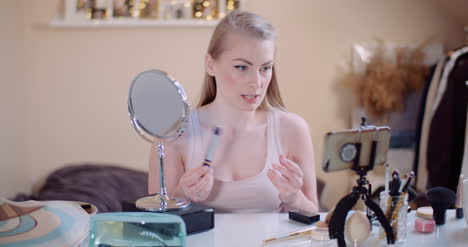 Make-up-Künstlerin,-Die-Einen-Online-Make-up-Kurs-Durchführt