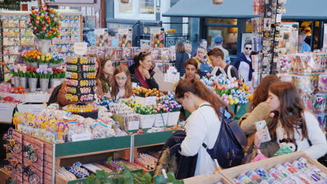 Tourists-Choose-Souvenirs-And-Flowers-In-Amsterdam