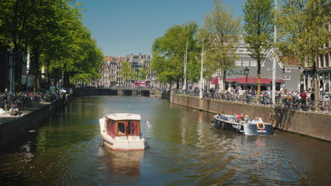 Picturesque-Canal-In-Amsterdam