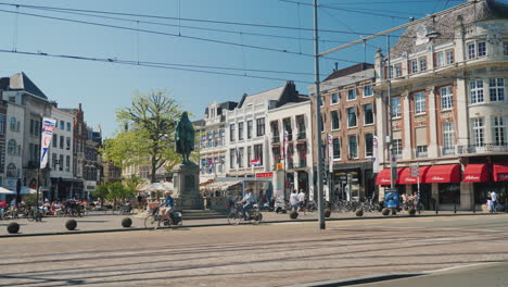 Lively-Street-In-The-Hague
