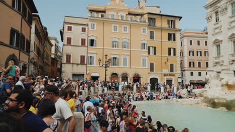 Crowds-at-Trevi-Fountain-In-Rome