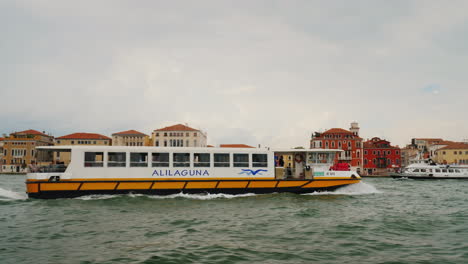Taxi-Acuático-En-El-Gran-Canal-De-Venecia