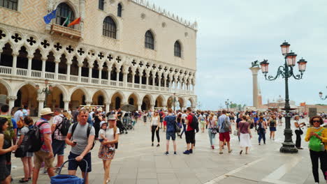 Tourists-and-Doge's-Palace-In-Venice