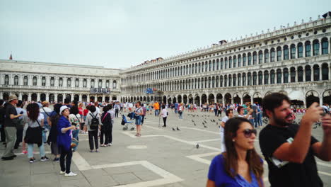 Turistas-En-La-Plaza-De-San-Marcos-Venecia