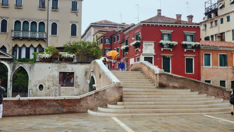Touristen-Mit-Regenschirmen-In-Venedig