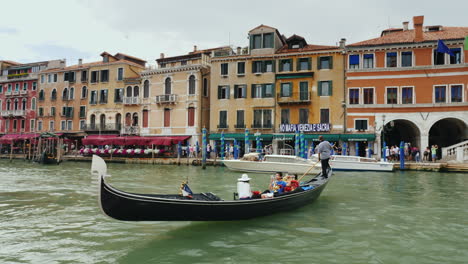 Bootsverkehr-Auf-Dem-Canal-Grande-Von-Venedig