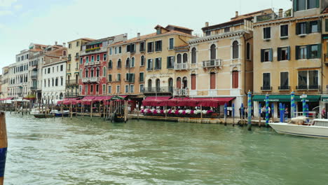 Restaurants-Und-Boutiquen-Am-Canal-Grande-In-Venedig