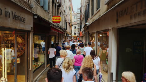 Tourists-on-Venice-Shopping-Street