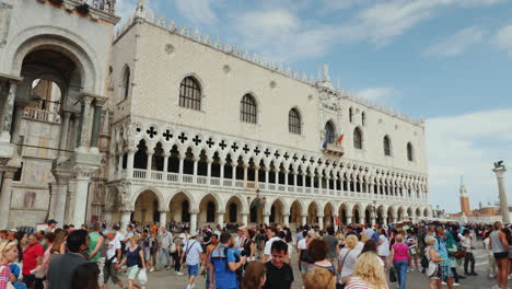 Tourists-by-Doge's-Palace-In-Venice