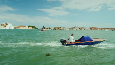 Schnellboot-Auf-Der-Venezianischen-Lagune