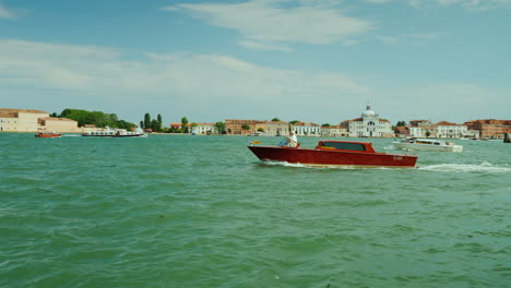 Boote-Auf-Der-Lagune-Von-Venedig