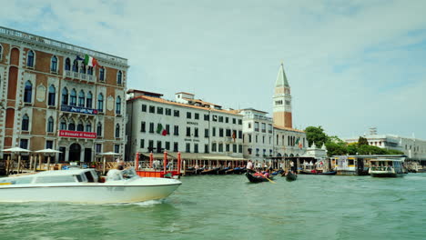 Boote-Auf-Dem-Canal-Grande-In-Venedig