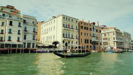 Gondeln-Auf-Dem-Canal-Grande-In-Venedig