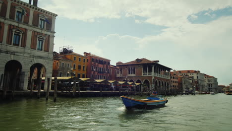 Fischmarkt-In-Venedig-Am-Canal-Grande
