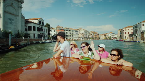 Touristen-Fotografieren-Venedig-Vom-Boot-Aus