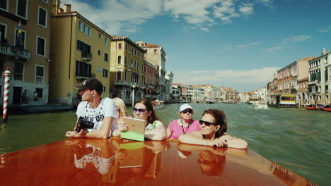 Touristen,-Die-Venedig-Vom-Boot-Aus-Betrachten