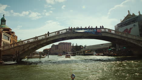 Brücke-über-Den-Canal-Grande-In-Venedig