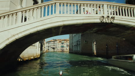 Segeln-Unter-Der-Brücke-In-Venedig