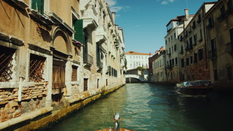 Durch-Die-Kanäle-Von-Venedig-Segeln